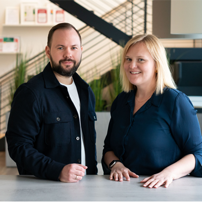 Porträtfoto von Franziska und Rafael, das People & Culture Team von d.vinci